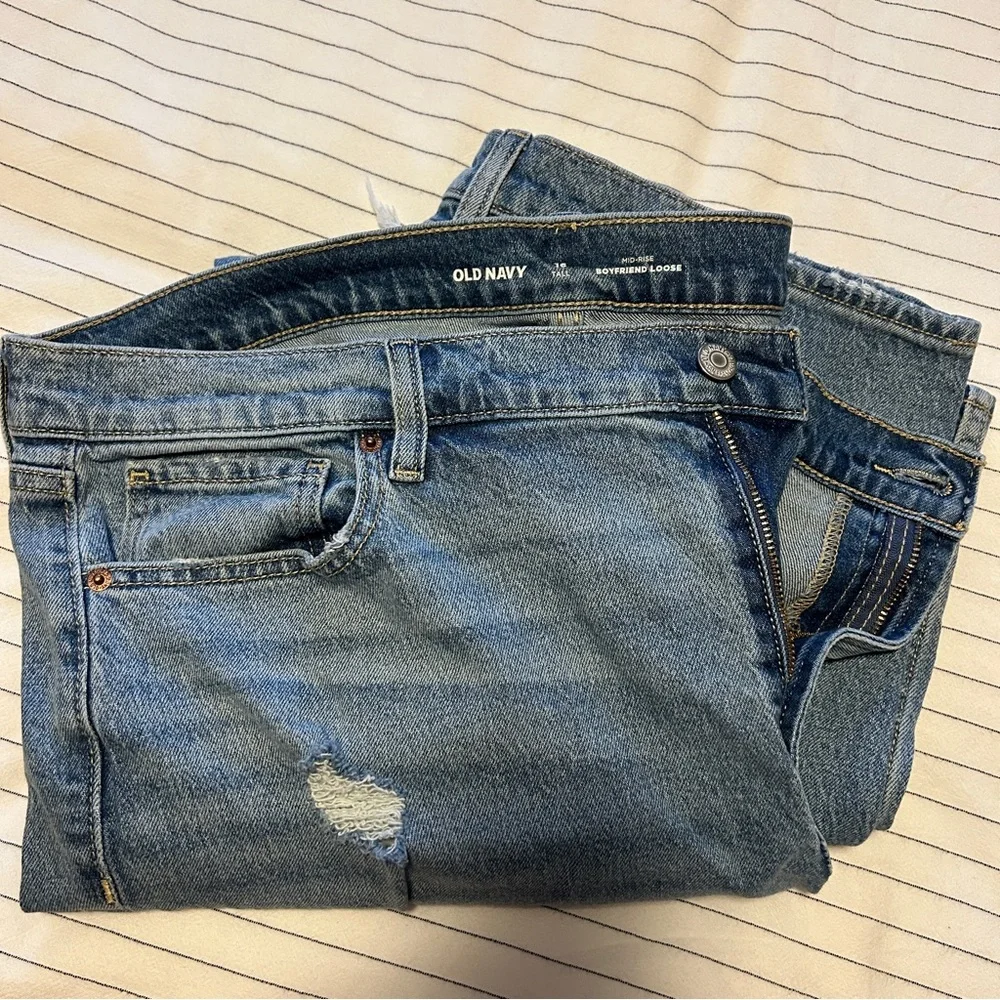 Old Navy Ripped Mid Rise Loose Boyfriend Jeans, Size 16, Tall - Picture 3 of 3